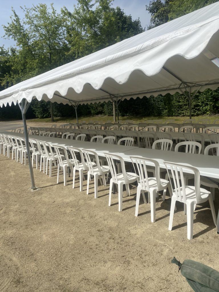 CHAISE ET TABLES POUR 100 PERSONNE SOUS UN CHAPITEAU